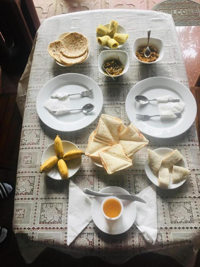 Malee Homestay ポロンナルワ エクステリア 写真