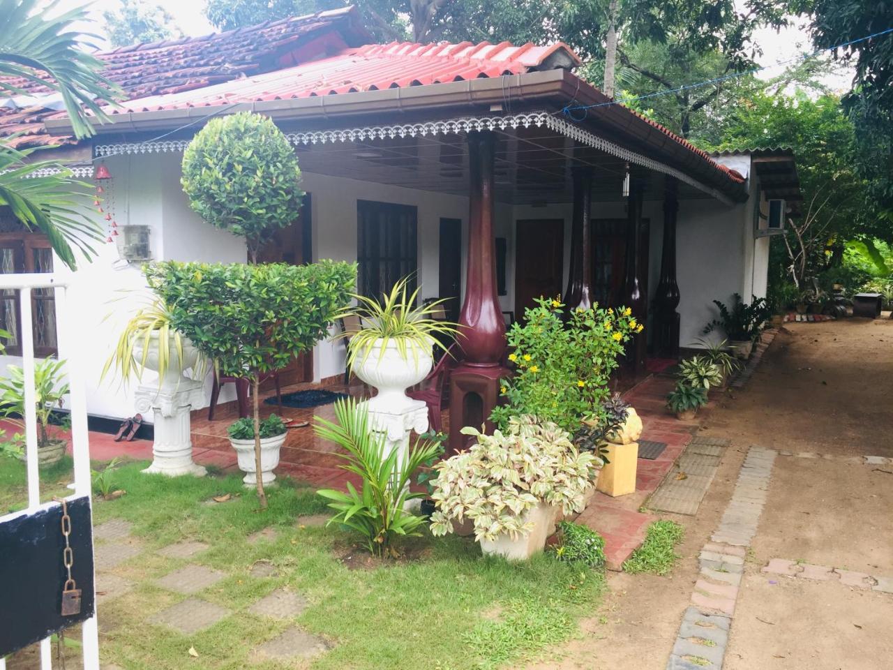Malee Homestay ポロンナルワ エクステリア 写真