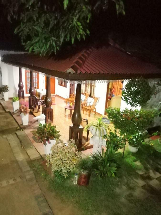 Malee Homestay ポロンナルワ エクステリア 写真